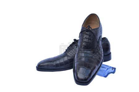 Téléchargez les photos : Chaussures homme en cuir près isolé sur blanc - en image libre de droit