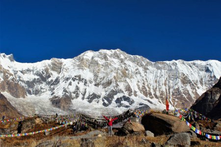 Die imposante Südwand des Annapurna I, mit 8091 Metern der zehnthöchste Berg der Welt, aufgenommen vom Annapurna Base Camp