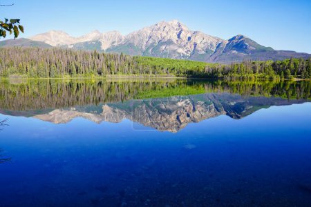 Foto de Pirámide Montaña reflejada en la madrugada todavía vidrio como las aguas del impresionante lago Patricia cerca de Jasper en las rocas de Canadá - Imagen libre de derechos