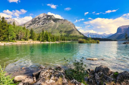 Téléchargez les photos : Vue panoramique du lac Minnewanka près de Banff dans les Rocheuses du Canada - en image libre de droit