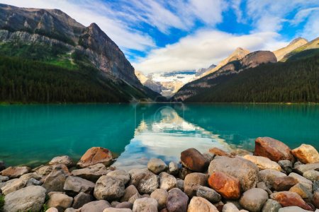 Der weltberühmte Bilderbuchsee Lake Louise liegt in der frühen Morgensonne in der Nähe von Banff in den kanadischen Rockies