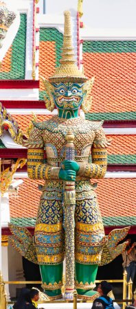 Téléchargez les photos : Thotsakhiriwan Yaksha ou statue Divine Guardian à Wat Phra Kaew ou Temple du Bouddha Émeraude au centre-ville historique de Bangkok, Thaïlande - en image libre de droit
