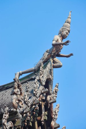 Téléchargez les photos : Sculptures en bois Yaksha au Sanctuaire de la Vérité, Pattaya, Thaïlande - en image libre de droit