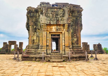 Téléchargez les photos : Phnom Bakheng - Complexe de temples hindous perché du IXe siècle construit par le roi khmer Yasovarman à Siem Reap, Cambodge, Asie - en image libre de droit