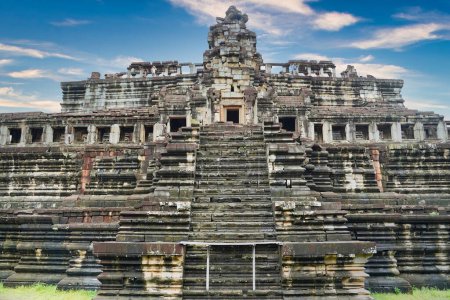 Téléchargez les photos : Temple Baphuon - XIe siècle Temple Shiva construit par Suryavarman I, construit dans le style classique Khmer temple montagne à Siem Reap, Cambodge, Asie - en image libre de droit