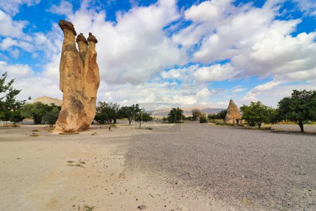 Foto de Chimeneas de hadas mundialmente famosas del valle del Pasabag o valle del Monje con su seta única como conos cerca de Goreme, región de Capadocia, Anatolia Central, Turquía. - Imagen libre de derechos