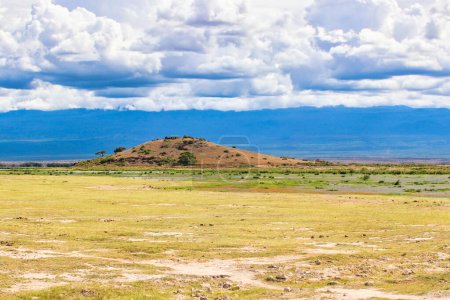 Weitreichende Ausblicke auf die halbtrockenen Savannenebenen des Amboseli-Nationalparks, Kenia