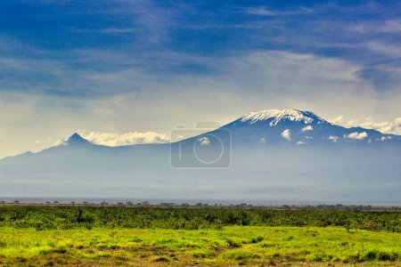 Die Gipfel des Kilimandscharo Kibo und des Mawenzie bieten Postkartenausblicke auf die riesige Savanne des Amboseli-Nationalparks in einer klassisch afrikanischen Szenerie in Kenia