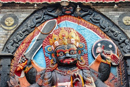 Kaal Bhairav - Ein Open-Air-Tempel mit einer kraftvollen Manifestation des Hindugottes Shiva, der von König Pratap Malla im Zentrum des historischen Durbar-Platzes in Kathmandu, Nepal, aus schwarzem Stein erbaut wurde