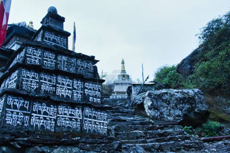 Buddhistisches Mantra - Om Mani Padme Hum ist auf die Felsen entlang der Trekkingroute zum Everest Base Camp von Lukla nach Namche Bazaar, Nepal gemalt.