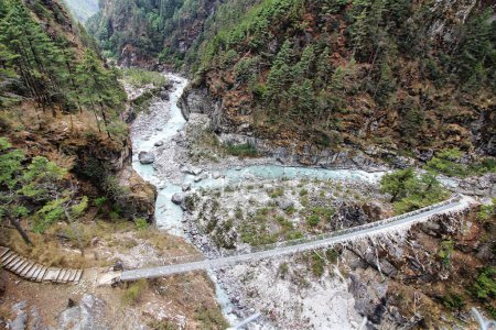 Famoso puente de cuerda de acero Hillary de varios niveles atraviesa el Dudh Kosi cerca del camino de aproximación al bazar Namche durante la caminata al campamento base del Everest, Nepal