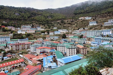 Téléchargez les photos : Namche Bazaar Vallée pittoresque et vue sur la ville - la plus grande ville de la région de Khumbu et ville natale des Sherpas à 3440 mètres d'altitude et porte d'entrée du parc national de Sagarmatha, au Népal - en image libre de droit