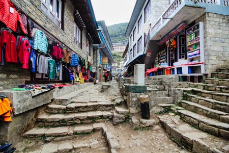 Téléchargez les photos : Namche Bazaar est une ville de marché animée pleine de magasins vendant une large gamme de marchandises pour les randonneurs et les grimpeurs pour les grandes expéditions himalayennes dans la région de Khumbu, au Népal - en image libre de droit