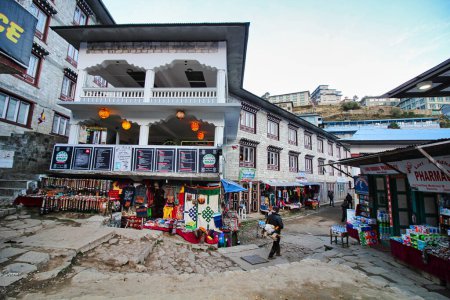 Téléchargez les photos : Namche Bazaar est une ville de marché animée pleine de magasins vendant une large gamme de marchandises pour les randonneurs et les grimpeurs pour les grandes expéditions himalayennes dans la région de Khumbu, au Népal - en image libre de droit