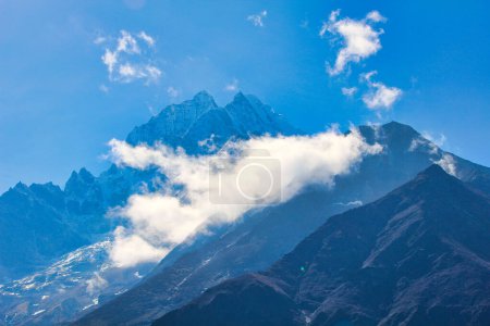 Thamserku a 6608 metros se ve justo encima de la ciudad de mercado de Namche Bazaar en el Himalaya de Khumbu en Nepal