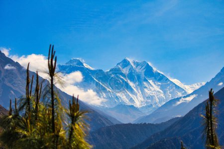 Mount Everest Gipfel vor einem sonnigen, strahlend blauen Himmel über dem Nuptse Grat zusammen mit Lhotse in diesem ersten Blick, den Trekker vom höchsten Gipfel der Welt am Namche Bazaar, Nepal, bekommen