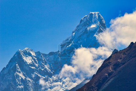 Téléchargez les photos : Ama Dablam, joyau emblématique en forme de crème glacée de l'Himalaya de Khumbu par une matinée ensoleillée près de Namche Bazaar, Népal - en image libre de droit