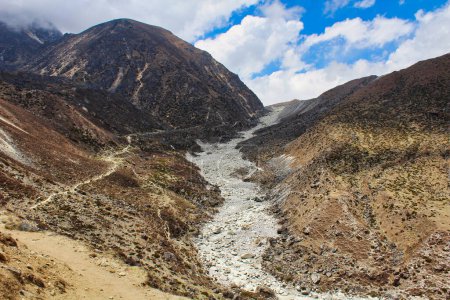 Rutas sinuosas cuesta arriba en la caminata del campamento base del Everest que conduce a la aldea de Gokyo cerca del Monte Cho Oyu en la caminata por el lago Gokyo en Khumbu, Nepal