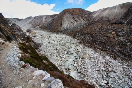 Die Wände des Ngozumpa-Gletschers auf dem Weg zu den Gokyo-Seen in der oberen Khumbu-Region in Nepal