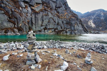 Les eaux cristallines du lac Gokyo no 1, également appelé Longponga Tsho, font partie d'une série de 5 lacs de haute altitude dans la région de Gokyo à Khumbu et d'une zone humide Ramsar au Népal