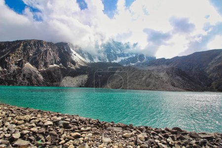 Der smaragdgrüne Gokyo-See Nr. 2, auch Taboche Tsho genannt, ist Teil einer Reihe von 5 Hochgebirgsseen in der Gokyo-Region Khumbu und einem Ramsar-Feuchtgebiet in Nepal