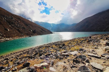 Foto de Las centelleantes aguas del etéreo lago Gokyo no 3, también llamado Dudh Pokhari o Gokyo Tsho donde la aldea Gokyo se encuentra en la región superior de Khumbu, Nepal - Imagen libre de derechos