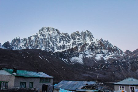 Foto de Gokyo pueblo con el Monte Pharilapche se encuentra debajo de los altos picos del Himalaya y tiene logias y casas de té dando la bienvenida a los excursionistas en esta remota parte de Nepal - Imagen libre de derechos