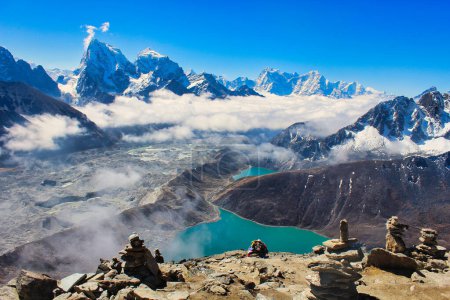 Atemberaubender Blick auf die großen Himalaya-Gebirgsketten mit Cholatse, Taboche über die Gokyo-Seen und den Ngozumpa-Gletscher in diesem atemberaubenden Panorama vom Gokyo Ri Gipfel in Nepal