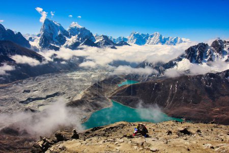 Téléchargez les photos : Le plus grand glacier du Népal - glacier de Ngozumpa, Cholatse, Taboche avec les deux lacs de Gokyo est visible dans ce panorama magnifique depuis le sommet de 5350 m de haut Gokyo Ri au Népal - en image libre de droit