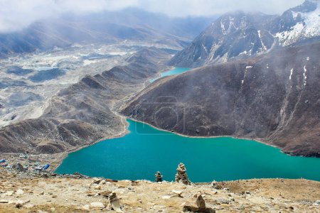 Vue spectaculaire du Gokyo vert émeraude 2ème et 3ème lac, inscrit sur la Liste Ramsar des zones humides. avec le glacier tentaculaire Ngozumpa vu du haut de Gokyo Ri au Népal