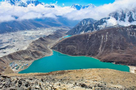 Atemberaubender Blick auf den smaragdgrünen Gokyo 2. und 3. See, der als Ramsar-Feuchtgebiet gelistet ist, zusammen mit dem ausgedehnten Ngozumpa-Gletscher vom Gipfel des Gokyo Ri in Nepal aus gesehen