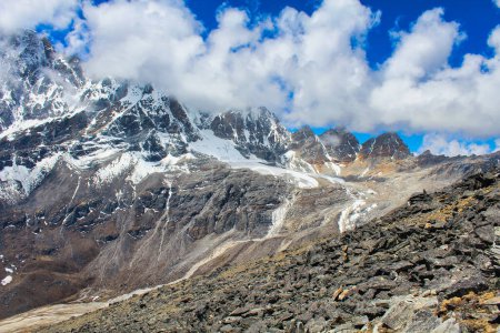 Los picos que rodean el paso de Renjo la parecen desde lo alto de Gokyo Ri en Nepal