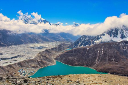 Superbe panorama sur le vert émeraude Gokyo 2ème et 3ème lac avec le glacier Ngozumpa tentaculaire vu du haut de Gokyo Ri au Népal