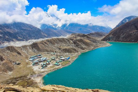 Gokyo Tsho ou Dudh Pokhari est un lac himalayen de haute altitude vert émeraude à 4700 mètres, inscrit comme zone humide Ramsar sur les rives du Gokyo bordant le vaste glacier Ngozumpa au Népal.