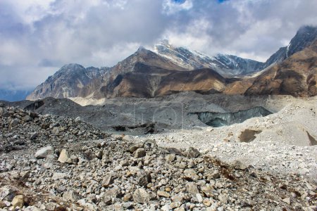 Glaciar Ngozumpa, el glaciar más grande de Nepal con escombros masivos, piedra, hielo y depósitos de arcilla, fluye desde Cho Oyu y es la cabecera del Dudh Kosi que viaja más de 1500 km a la Bahía de Bengala