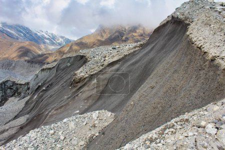 Murallas de morrena a lo largo del glaciar Ngozumpa, el glaciar más grande de Nepal con escombros masivos, piedra, hielo y depósitos de arcilla, que fluyen desde Cho Oyu hasta la Bahía de Bengala en la India