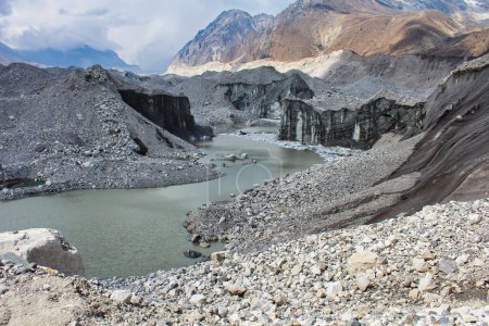Téléchargez les photos : Fondre des piscines à l'intérieur du glacier Ngozumpa, le plus grand glacier du Népal avec des débris massifs, de la pierre, de la glace et des dépôts d'argile coulant du mont Cho Oyu et donnant naissance à la rivière Dudh Kosi au Népal - en image libre de droit