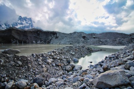 Derrite las piscinas dentro del Glaciar Ngozumpa, el glaciar más grande de Nepal con escombros masivos, piedra, hielo y depósitos de arcilla que fluyen desde el Monte Cho Oyu y dan lugar al río Dudh Kosi en Nepal