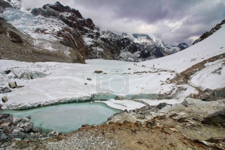 Gletscher am Fuße des Cho-La-Passes auf 5400 Metern am Fuße des Cholatse in Richtung des Dorfes Dzonghla im Khumbu-Tal, Nepal