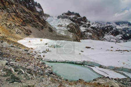 Gletscher am Fuße des Cho-La-Passes auf 5400 Metern am Fuße des Cholatse in Richtung des Dorfes Dzonghla im Khumbu-Tal, Nepal