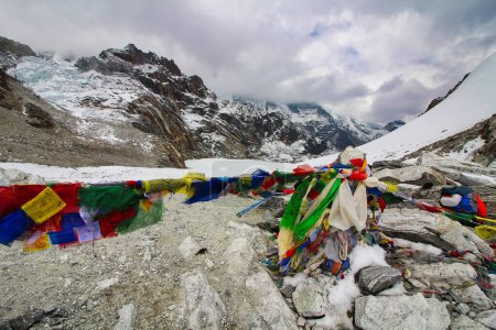 Téléchargez les photos : Drapeaux de prière au sommet du col de Cho La qui est à 5400 mètres le point le plus bas entre les sommets Cholatse et Lobuche - en image libre de droit