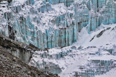 Eisfälle und hängende Seracs vom Fuß des Cholatse aus gesehen beim Abstieg über den Cho La Pass ins Khumbu-Tal in Nepal
