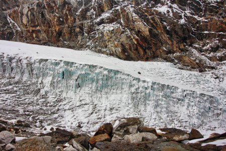 Gletscher und Geröllfeld am Fuße des Cho-La-Passes in 5400 Metern Höhe am Fuße des Mount Cholatse in Richtung des Dorfes Dzonghla im Khumbu-Tal, Nepal