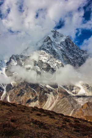 Wolken steigen um den dramatischen Arakam Tse auf, einem benachbarten Gipfel des Cholatse im Khumbu-Tal, Nepal