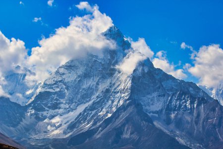 Atemberaubender Blick auf Ama Dablam, die sich dramatisch über den Khumbu-Gletscher und das Tal erhebt, von diesem Blick aus über Dughla in Nepal