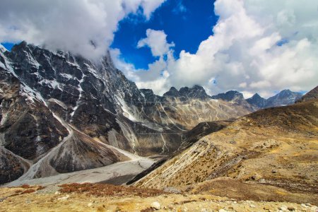 Der malerische Chola Tsho oder Chola Tso See am Fuße der Cholatse- und Arakam Tse-Gipfel in Nepal