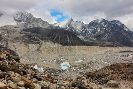 Der vom Mount Everest ausgehende Khumbu-Gletscher bildet den Oberlauf des Khumbu Khola, der in den Dudh Kosi mündet - hier mit Gesteinsschutt und Schmelzwasserbecken im Mai 2017