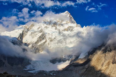 Téléchargez les photos : Mont Nuptse à 7861 mètres domine le camp de base de l'Everest, vu ici brillamment éclairé par la dernière lumière du soleil couchant à Gorakshep, Népal - en image libre de droit