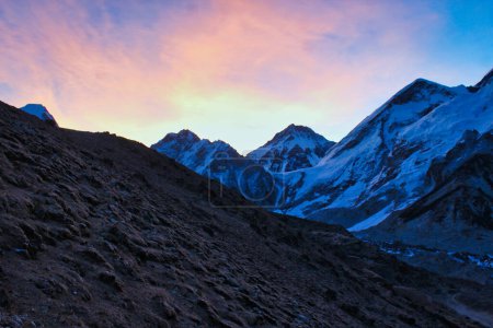 Téléchargez les photos : Mont Changtse 7543 mètres se trouve au Tibet adjacent au mont Everest, vu ici dans le ciel rose du matin du sentier Kala trek près de Gorakshep, Népal - en image libre de droit