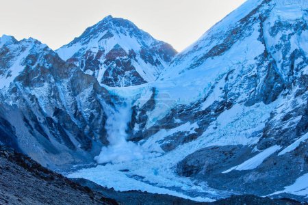 Avalanche de neige et de glace visible depuis Lho La, le col entre Lingtren et Everest à 6650 mètres situé tout près du camp de base Everest avec Changtse en arrière-plan